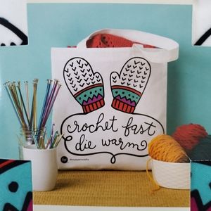 NWT The Wilton Company Crochet Fast Die Warm Print Tote